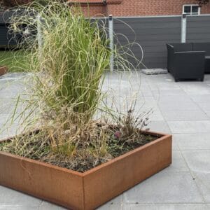 højbed i cortenstål med plante i på terrasse