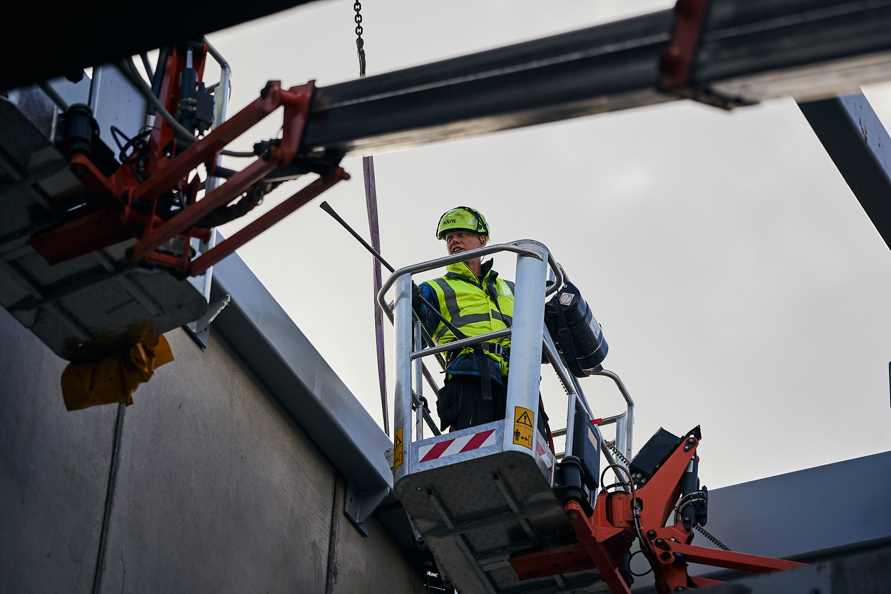 Bygningsarbejder i lift under stålkonstruktion